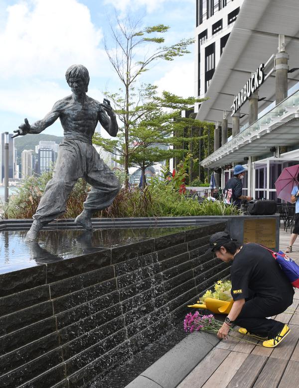 影迷纪念李小龙逝世50周年