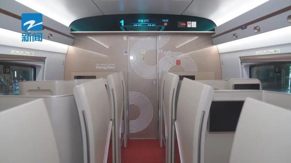 太惊艳了!亚运列车亮相 太惊艳了!亚运列车亮相