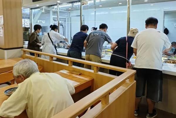 上海28元自助餐火了!80种菜品自由选择,年轻人抢着来,老年人还有优惠 上海28元自助餐火了!80种菜品自由选择,年轻人抢着来,老年人还有优惠