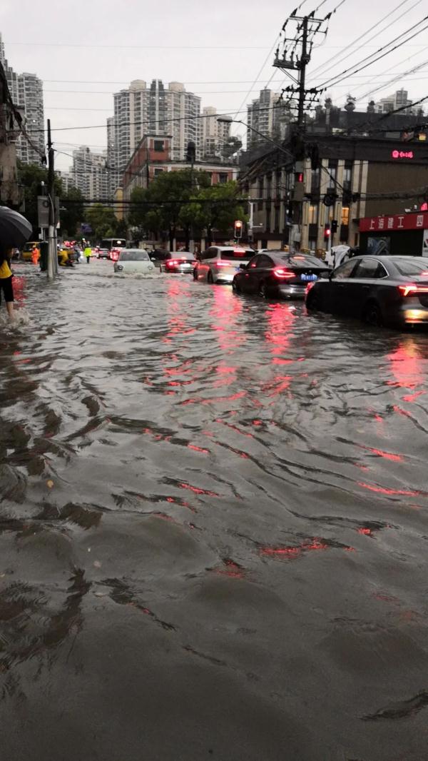 雷声滚滚，双黄预警！暴雨横扫上海中心城区，网友：下了一条河