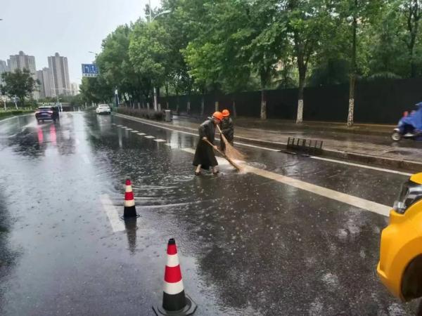 暖心！暴雨中，这些身影令人感动