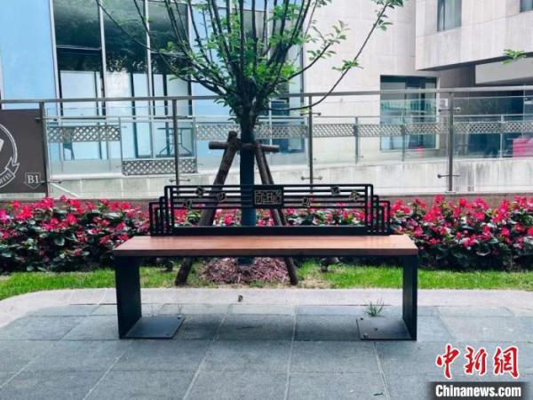 上海徐汇“添置”公共座椅：家具有表情 城市有温度