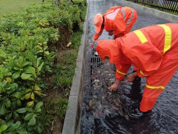 暖心！暴雨中，这些身影令人感动