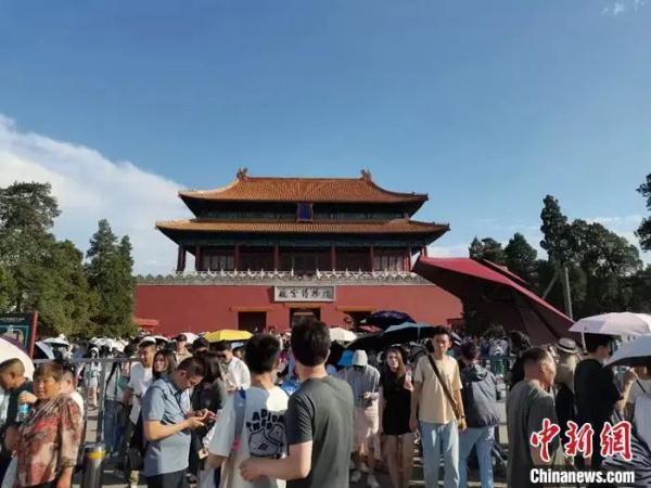 日薪千元，“一导难求”