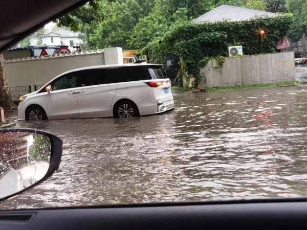 雷声滚滚，双黄预警！暴雨横扫上海中心城区，网友：下了一条河