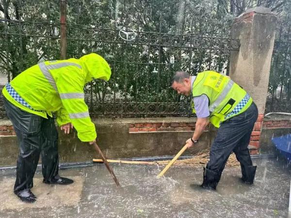 暖心！暴雨中，这些身影令人感动
