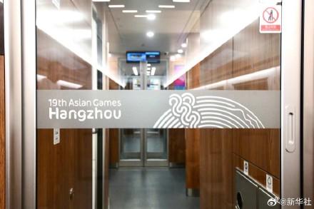 复兴号亚运智能动车组在长春亮相