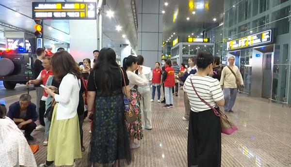 “妈妈记得你后脑勺的发旋!”被拐25年,他终于回到贵州家乡 “妈妈记得你后脑勺的发旋!”被拐25年,他终于回到贵州家乡