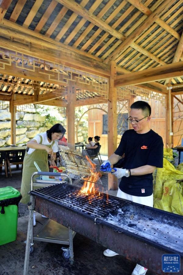 湖北恩施：“撒野露营小镇”享夏日风情