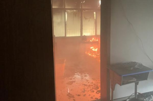 6岁男娃回村过暑假，一把火烧了爷爷家