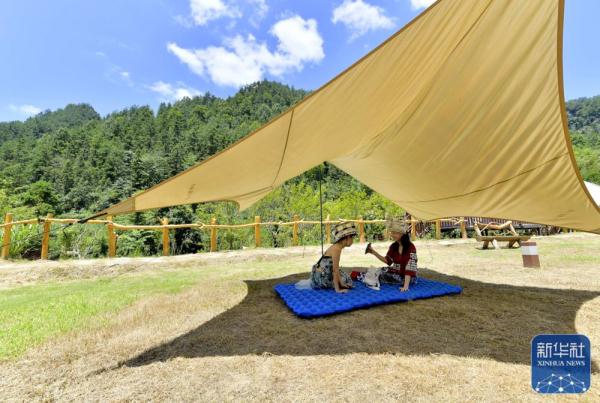 湖北恩施：“撒野露营小镇”享夏日风情