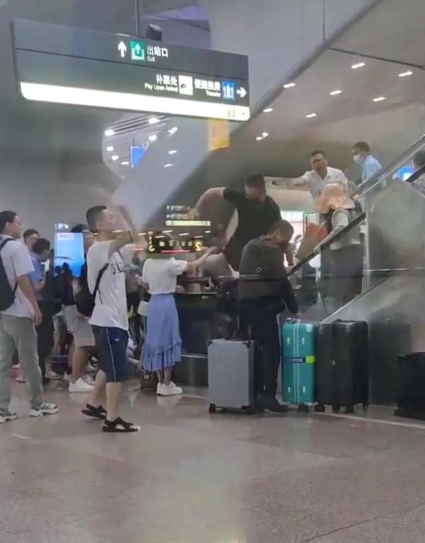 广州南站发生扶梯拥堵事件?官方通报起因 广州南站发生扶梯拥堵事件?官方通报起因