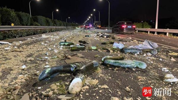 货车失控撞护栏，高速公路成了“菜市场”