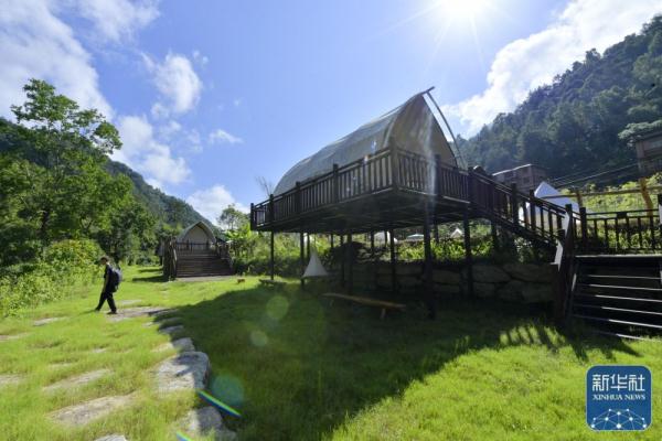 湖北恩施：“撒野露营小镇”享夏日风情