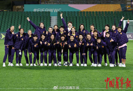 女足姑娘小组赛前踩场状态轻松