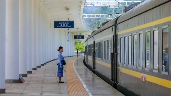 澜沧号通过站台只要7秒，他是这座小站唯一的中国籍职工