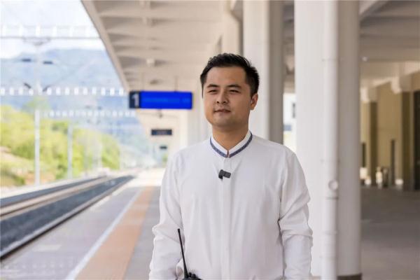 澜沧号通过站台只要7秒，他是这座小站唯一的中国籍职工