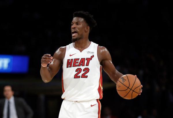 贵州“村BA”球场，迎来第一位NBA球星！现场表演反投三分球