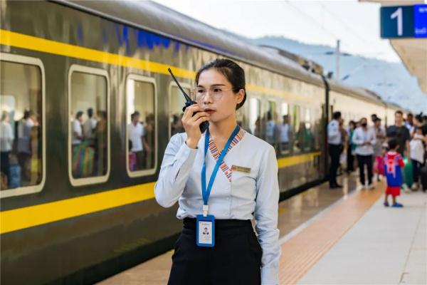 澜沧号通过站台只要7秒，他是这座小站唯一的中国籍职工