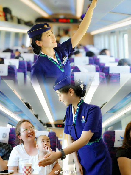 草原城际动车组乘务员换新装 草原城际动车组乘务员换新装