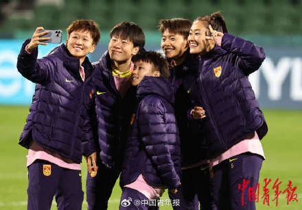 女足姑娘小组赛前踩场状态轻松