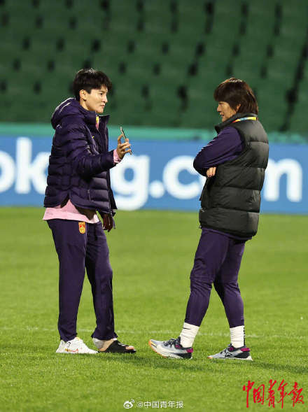 女足姑娘小组赛前踩场状态轻松