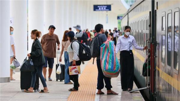 澜沧号通过站台只要7秒，他是这座小站唯一的中国籍职工