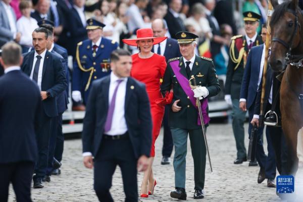 比利时举行阅兵式庆祝国庆日