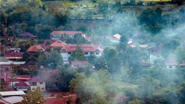 澜沧号通过站台只要7秒，他是这座小站唯一的中国籍职工