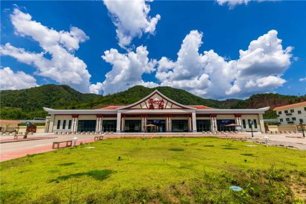 澜沧号通过站台只要7秒，他是这座小站唯一的中国籍职工