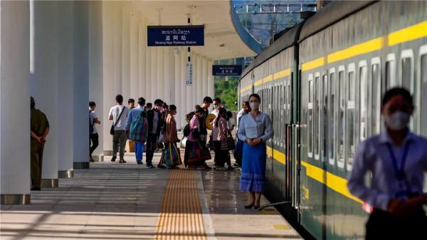 澜沧号通过站台只要7秒，他是这座小站唯一的中国籍职工