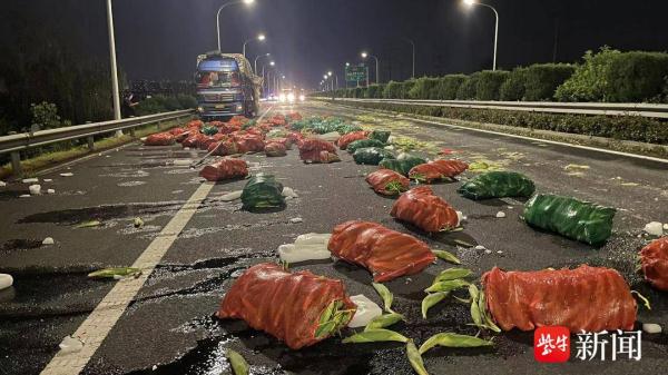 货车失控撞护栏，高速公路成了“菜市场”