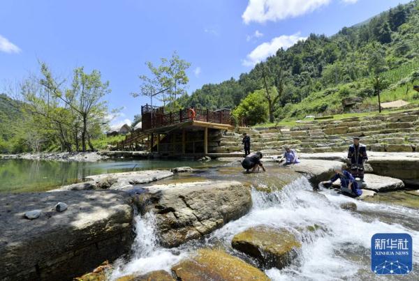 湖北恩施：“撒野露营小镇”享夏日风情