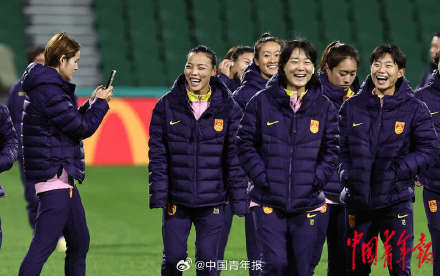 女足姑娘小组赛前踩场状态轻松