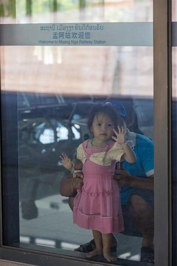 澜沧号通过站台只要7秒，他是这座小站唯一的中国籍职工