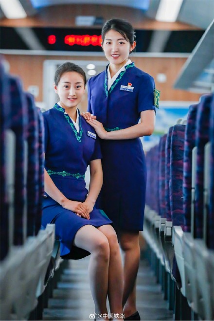 草原城际动车组乘务员换新装 草原城际动车组乘务员换新装