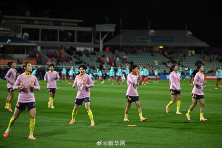 球迷为中国女足加油助威 球迷为中国女足加油助威