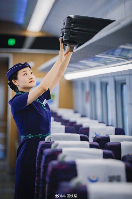 草原城际动车组乘务员换新装 草原城际动车组乘务员换新装