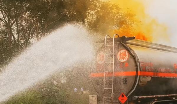 罐车载运液体泄漏，罐体内冒出黄色烟雾！