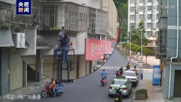 幼童头卡防盗窗身体悬空 “托举哥”“叉车侠”火速救援