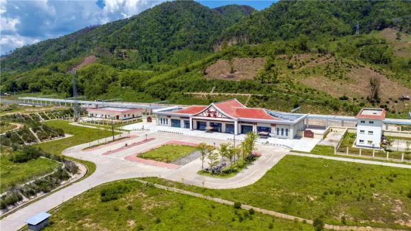 澜沧号通过站台只要7秒，他是这座小站唯一的中国籍职工