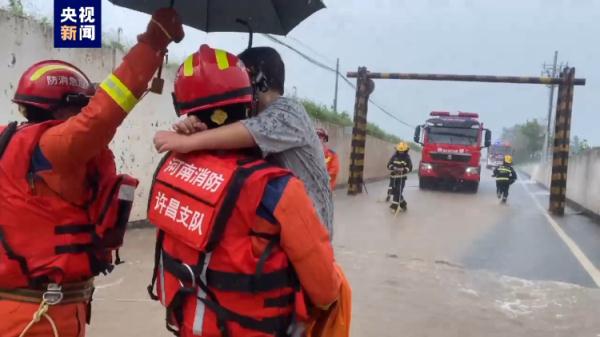 河南长葛：轿车过涵洞涉水熄火 消防员托抱救出被困男童