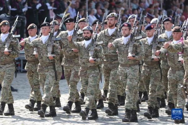 比利时举行阅兵式庆祝国庆日