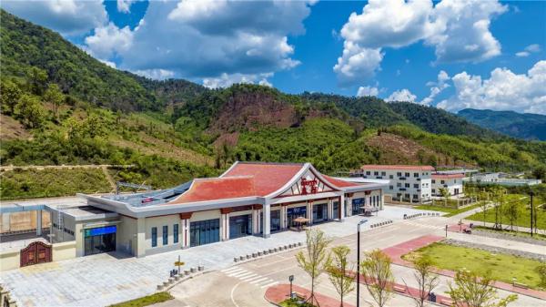 澜沧号通过站台只要7秒，他是这座小站唯一的中国籍职工