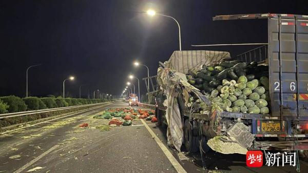 货车失控撞护栏，高速公路成了“菜市场”