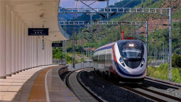 澜沧号通过站台只要7秒，他是这座小站唯一的中国籍职工