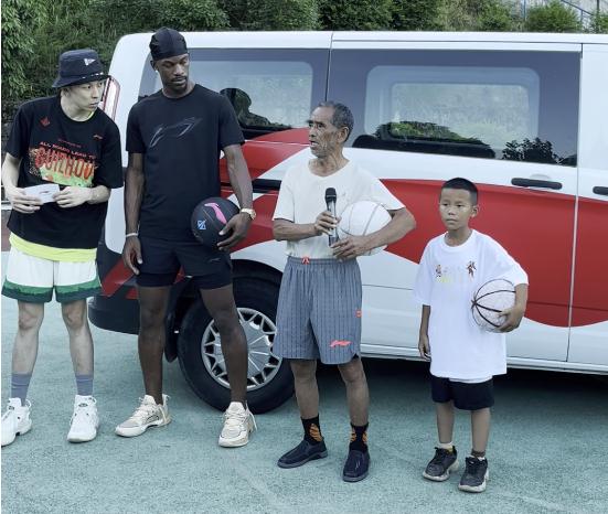 贵州“村BA”球场，迎来第一位NBA球星！现场表演反投三分球