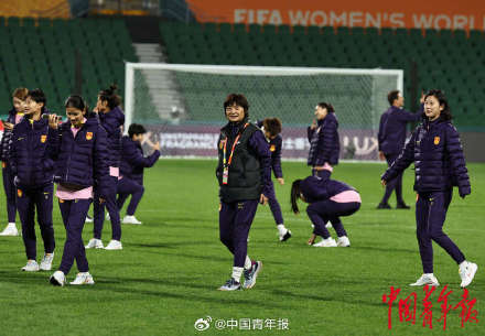 女足姑娘小组赛前踩场状态轻松