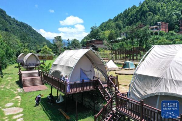 湖北恩施：“撒野露营小镇”享夏日风情
