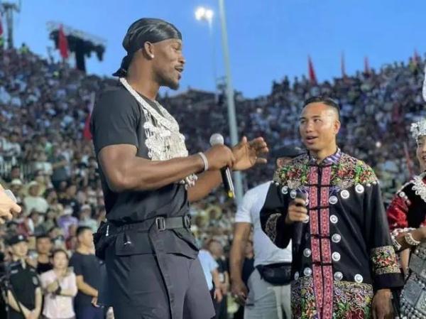 贵州“村BA”球场，迎来第一位NBA球星！现场表演反投三分球